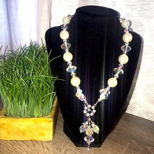 BEAUTIFUL STATEMENT NECKLACE .